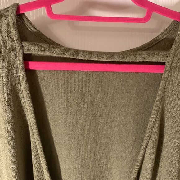 Alya Francesca’s EUC green open back short sleeve shirt Size Large - Picture 3 of 5